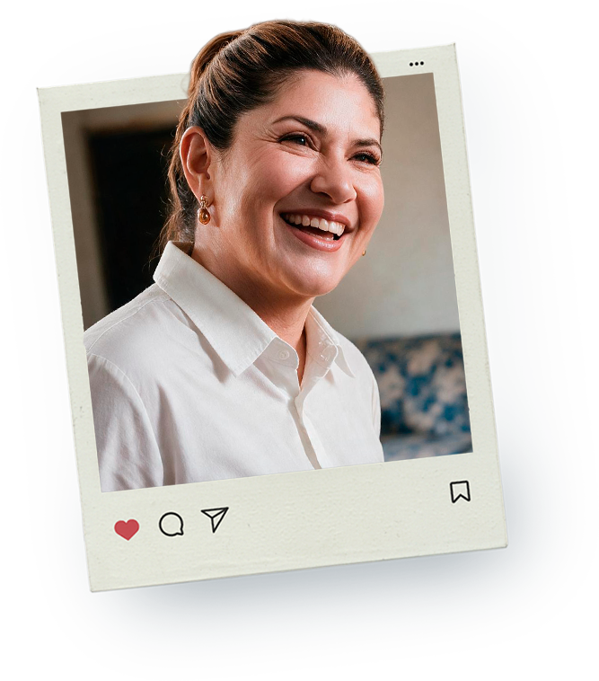 Jeane Oliveira sorrindo